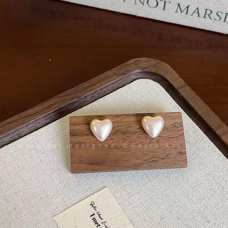 Women's Mini French Heart Pearl Stud Earrings - Elegant, Light Luxury Fashion Jewelry