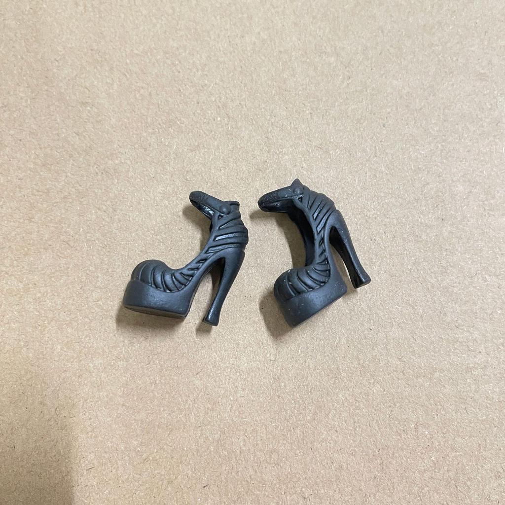 Monster Doll Boots: High-Heeled, Left/Right Distinction, Outfit Accessories.