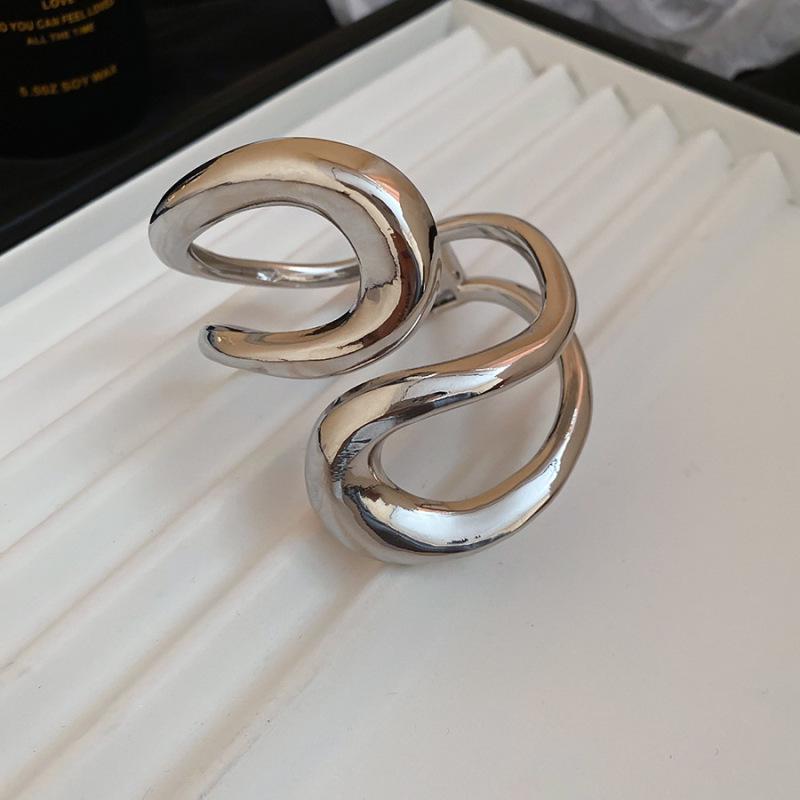 Exaggerated Diamond Inlaid Spider Open Bangle: Trendy High-End Fashion Jewelry for Women