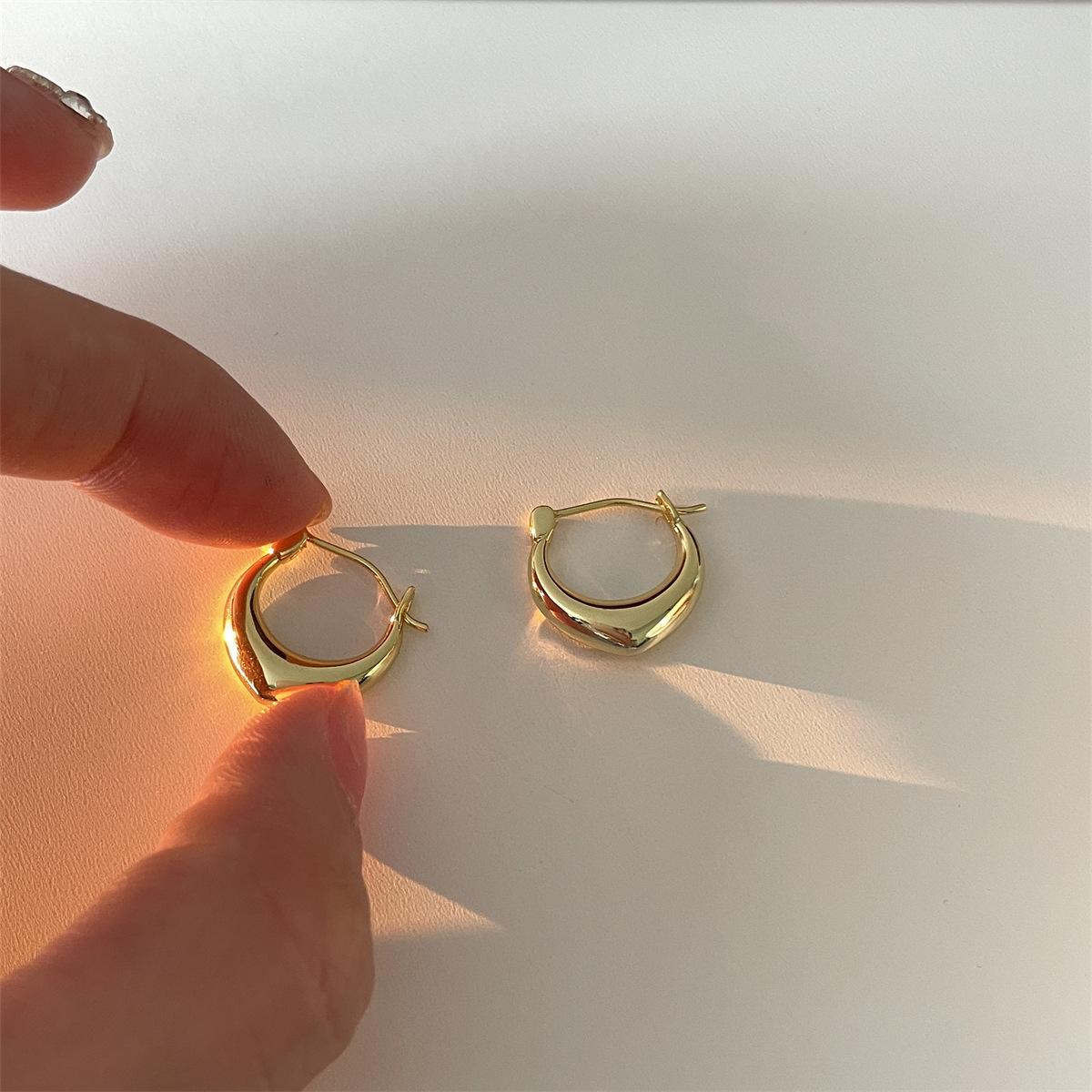 

Капля воды маленькие толстые простые серьги-кольца универсальные повседневные модные серьги для девочек с высоким чувством стиля серебряные игольчатые серьги-пряжки новые 925 silver needles