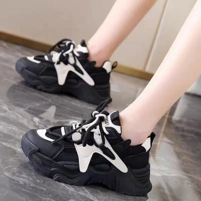 Nuove scarpe da ginnastica da uomo a doppia rete traspirante 2024 primavera e autunno suola spessa suola morbida splicing leggero rialzo e snellenti