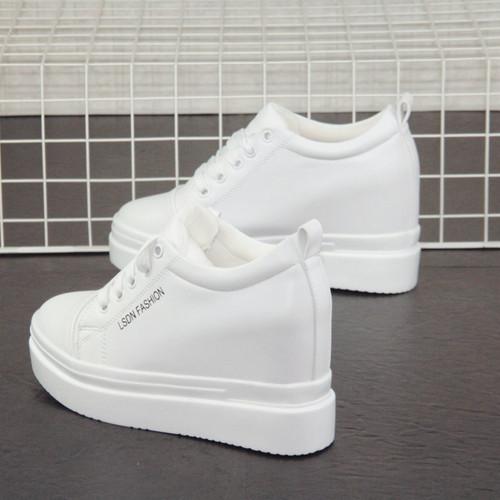 

Модные женские дышащие кроссовки на увеличенной платформе 10 см повседневная обувь для отдыха из кожи белого цвета из вулканизированной кожи 40 белый