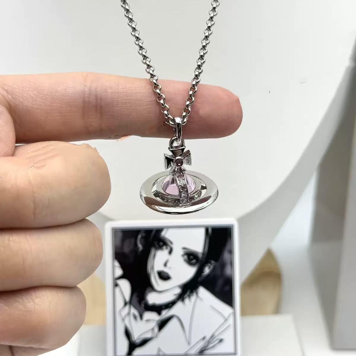 

Кольє-чокер Westwood Saturn: Висока версія, середній розмір, жіночі намистини 10 мм, застібка з логотипом. Detail with Complete Three Logos