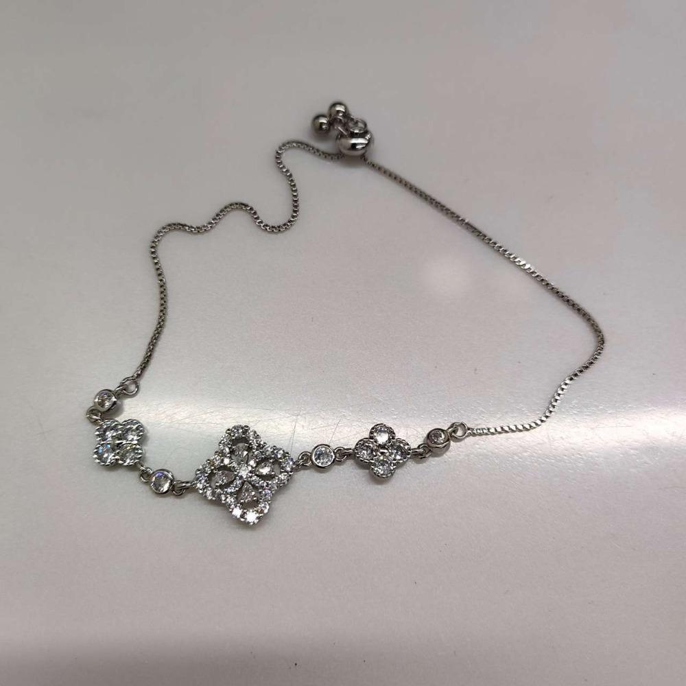 High-end Lucky Four-leaf Clover Bracelet Light Luxury High-end Temperament Hand Jewelry Fashion Design Jewelry