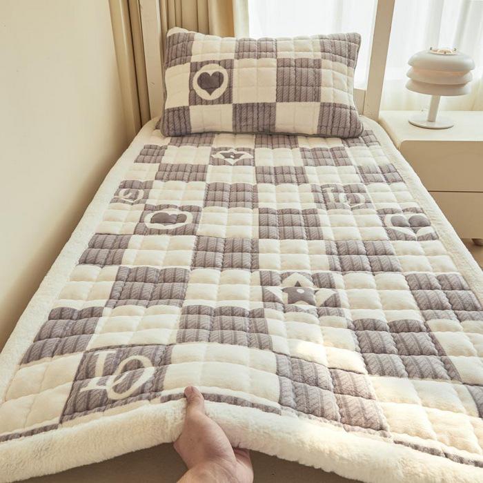 Luxurious Milk Velvet Folding Tatami Mattress Pad for Dorms and Homes