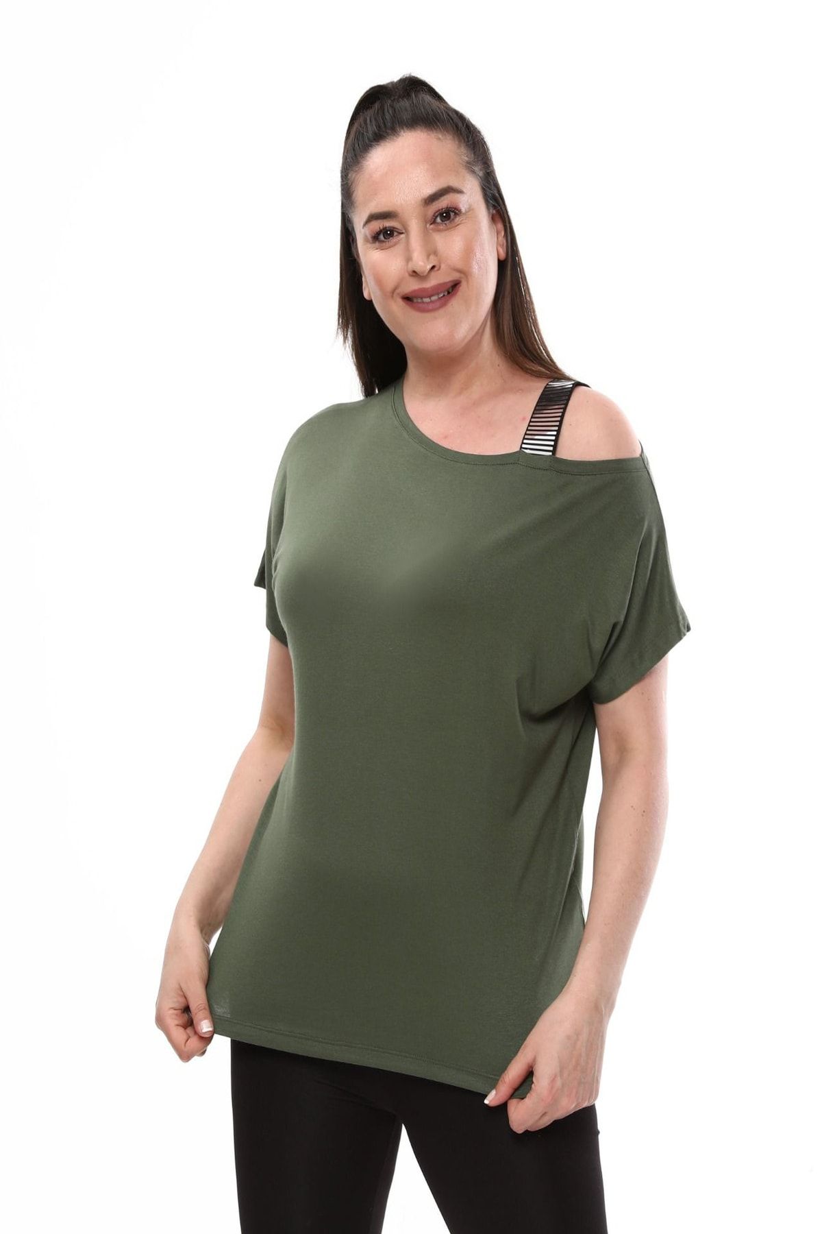 

Женская стильная футболка большого размера Футболка большого размера из вискозы и чесаного хлопка с деталями на плечах