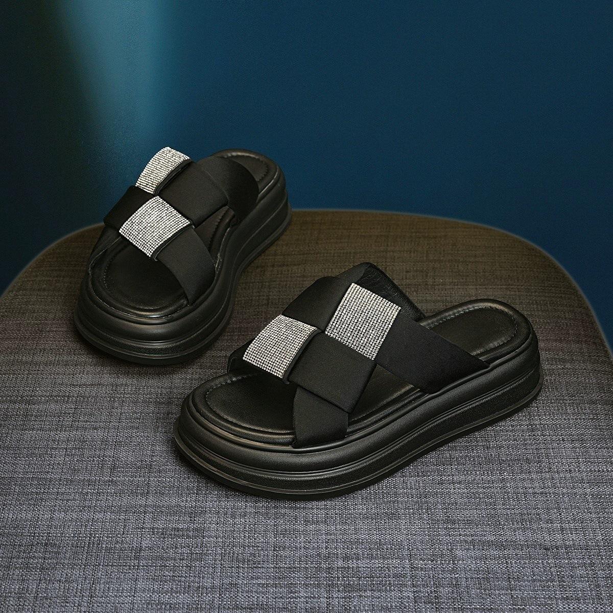 

Повседневные крутые шлепанцы на толстой подошве, женские 2025, новинка лета, высококлассные римские стразы, тапочки на перемычке, темпераментные, фея ветра 40 чёрный