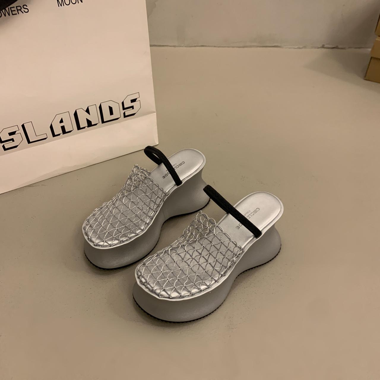 

Маленькие полые нишевые дышащие тапочки женские толстая подошва лето новые сетчатые тапочки с закрытым носком и юбкой прохладные тапочки 39 белый