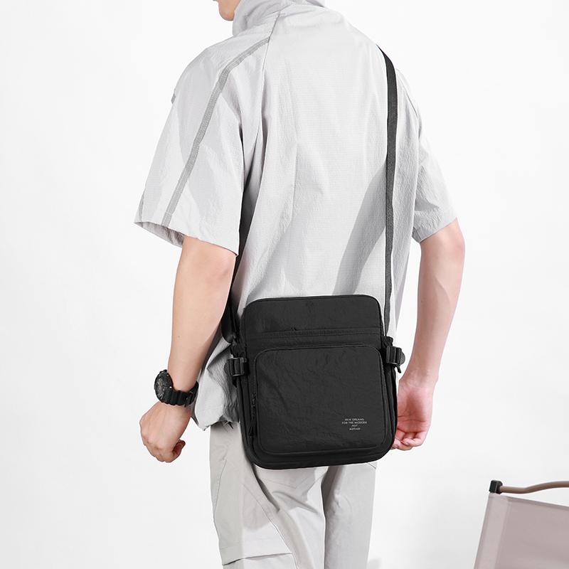 Lehká nylonová crossbody taška pro muže i ženy, neformální taška přes rameno typu messenger se zipovými kapsami