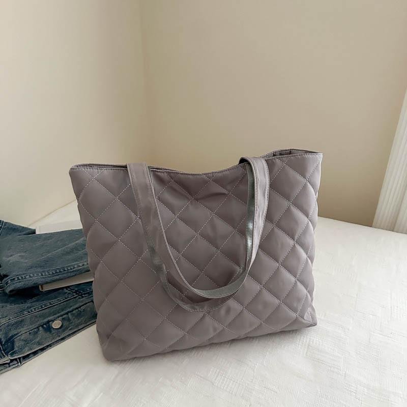 

2025 новая бриллиантовая ретро нишевая дизайнерская сумка подмышку большой вместимости для поездок на работу модная портативная сумка-тоут на плечо серый