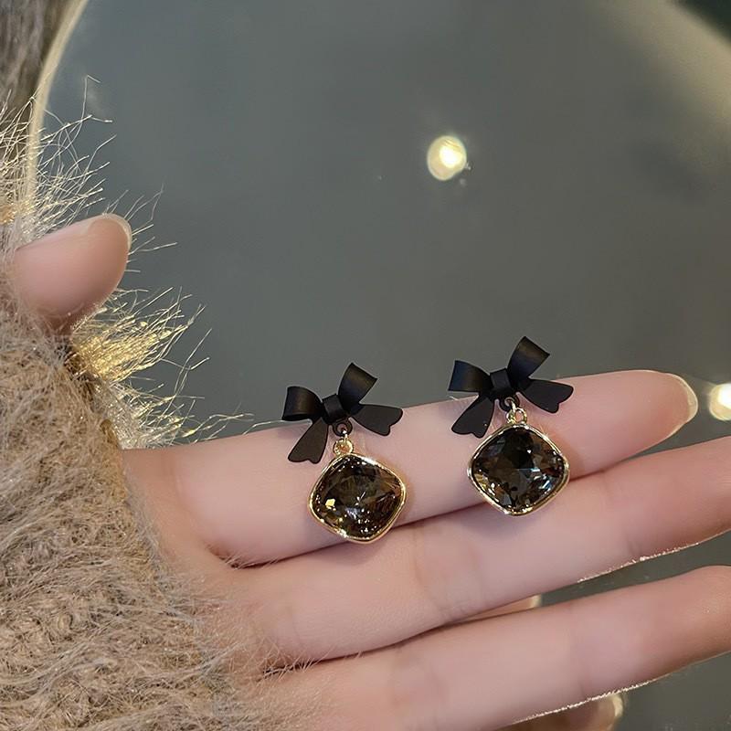 Elegant Imitation Pearl and Diamond-Studded Earrings for Women