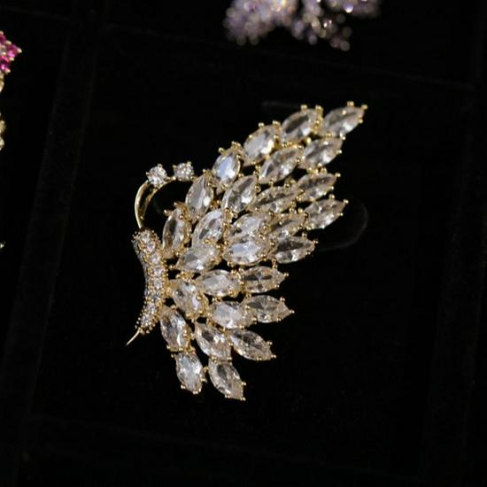 Bo Xin Yun Elegant Chinese Half-Butterfly Brooch Pin - Trendy, High-End Corsage Accessory