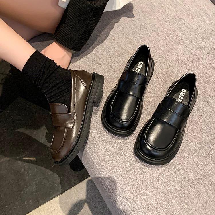Plattformskläder dam 2025 ny retrostil tjock klack små läderskor högklackad brittisk stil mjukt läder jk uniform enkelsskor