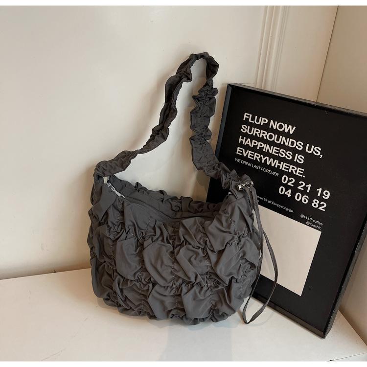 Neues Design plissierte karierte Wolkentasche Achseltasche Damen neue Daunen Luft Kette Schultertasche Handtasche