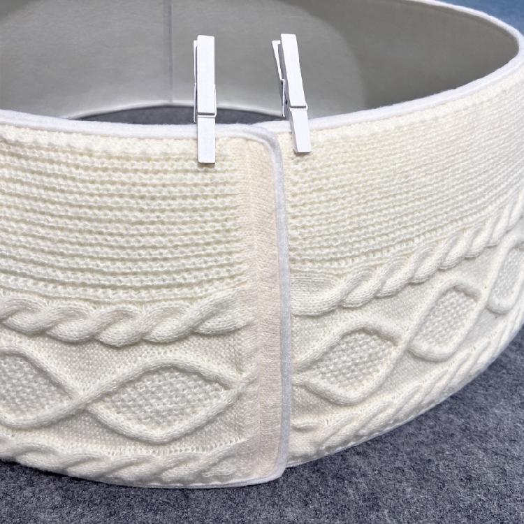 Classical Design Knitted Tree Skirt With Secure Clamping System Christmas Tree Skirt with Clips For Seasonal Celebration