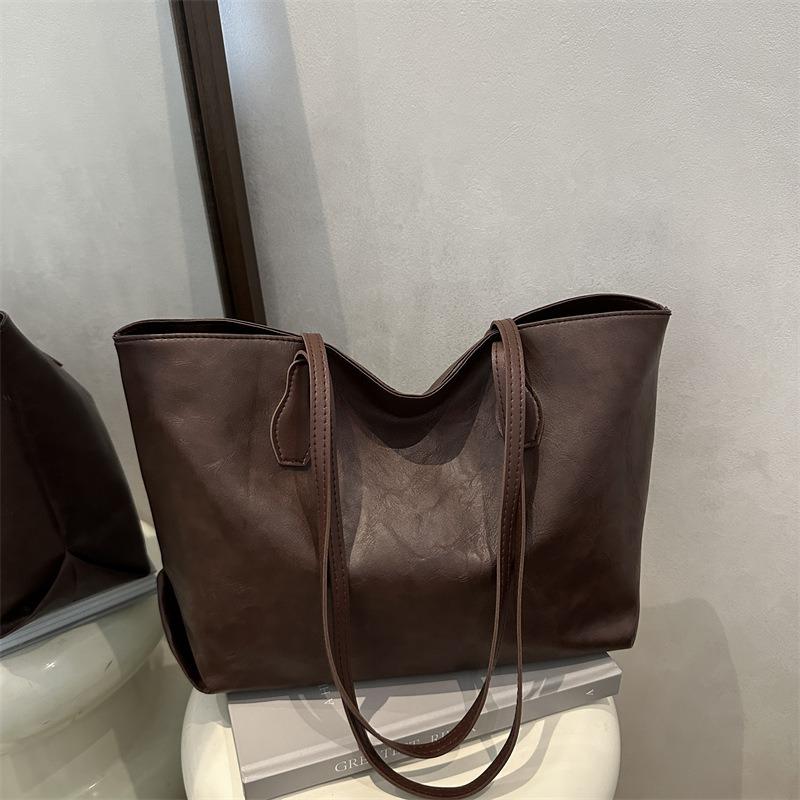 Retro high-end large-capacity bag tote bag, new simple commuter bag, fashionable single shoulder armpit bag.