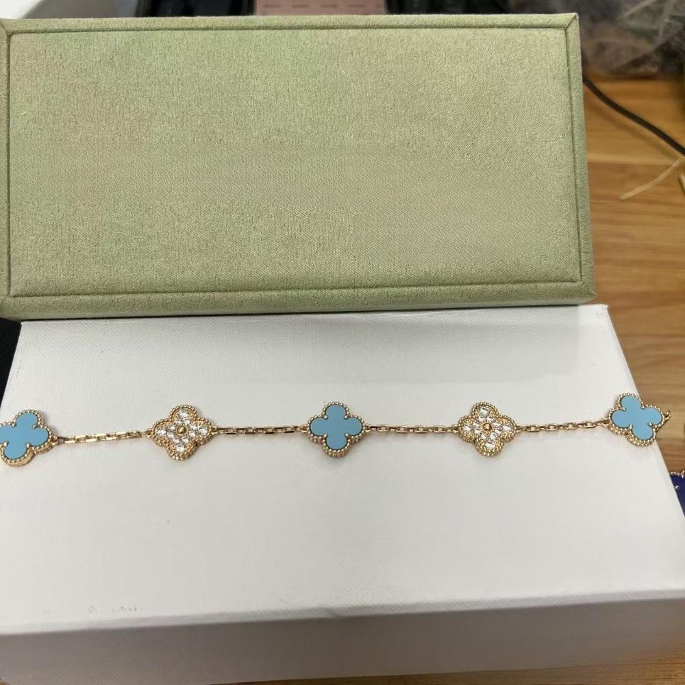 Vierblättriges Klee- und Fünfblüten-Armband mit rotem Achaten - Ein Geschenk für deine Freundin
