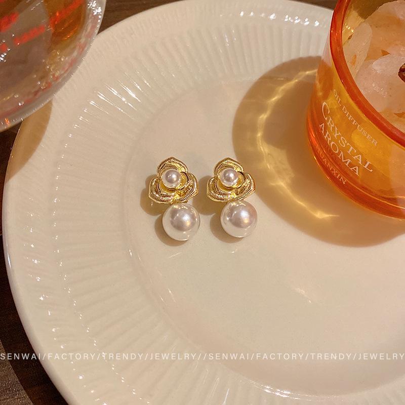 Retro French Camellia Pearl Earrings Women's Simple Temperament Small Fragrant Style Flower Stud Earrings