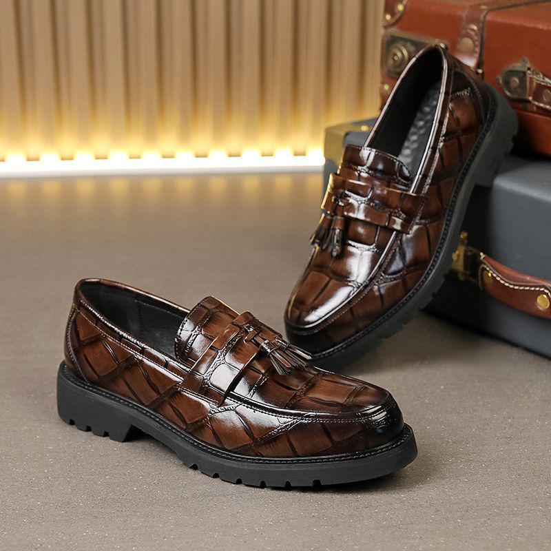 Herren Slipper aus Leder mit Krokodilmuster und Quaste - Spitz zulaufend, Britischer & Koreanischer Stil für formelle Anlässe, Business oder Hochzeit.
