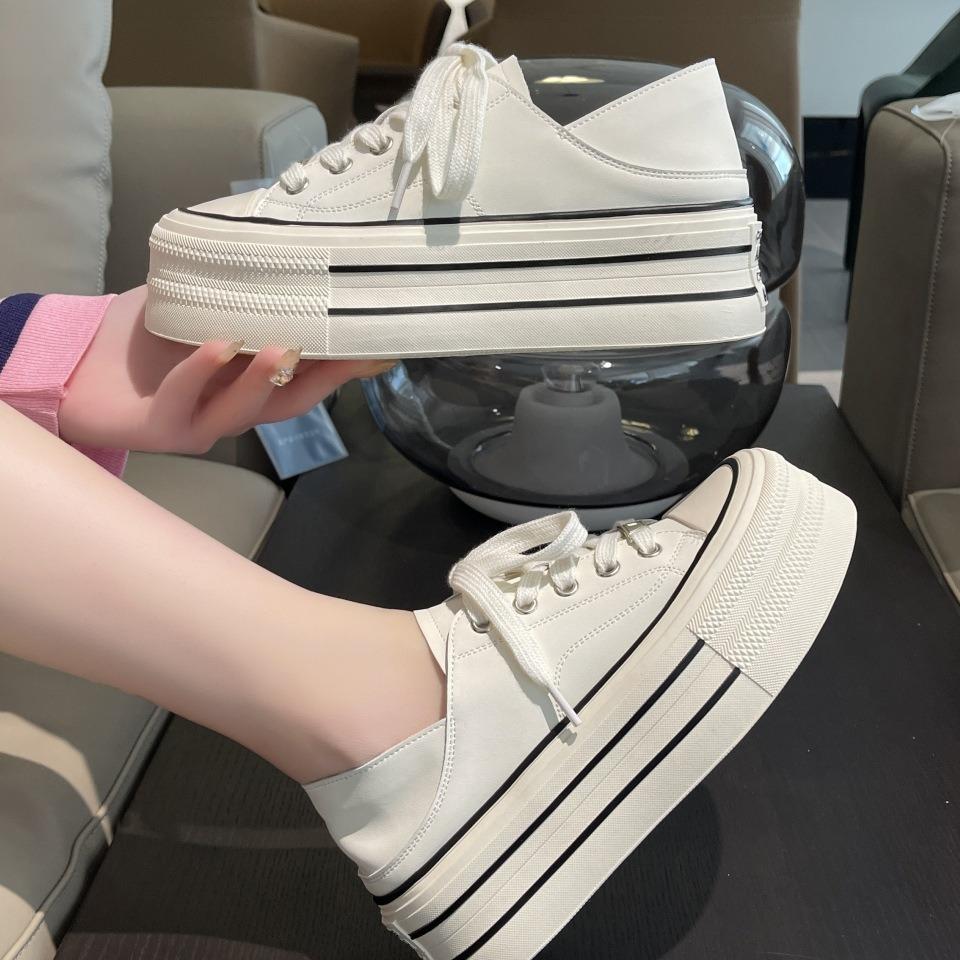 Kleine weiße Schuhe Kinder 2025 neu dicksohlige vielseitige Frühling und Sommer faule Ein-Pedal-Innenhöhenerhöhung lässige Board-Schuhe Canvas-Schuhe