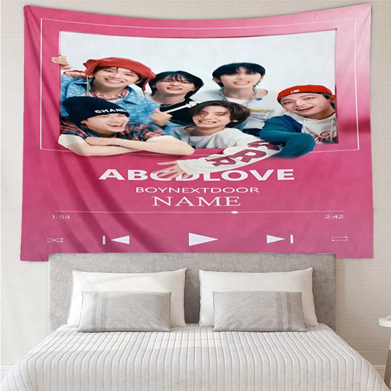 Benutzerdefinierter Name BOYNEXTDOOR Druck Wandteppich, Hintergrund, Einfache Montage, Ideal für Schlafzimmer, Büro & Wohnzimmer, mit Ästhetischer Wandbehang-Dekoration.