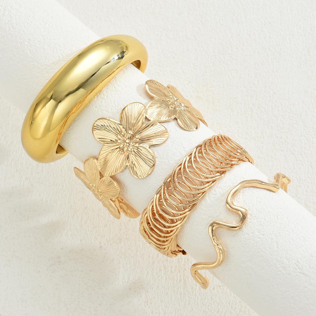 4pcs Vintage Exaggerated Floral Bangles Set Luxury Geometric Design Wide Metal Gold Color Bracelets For Women Daily Wear Jewelry