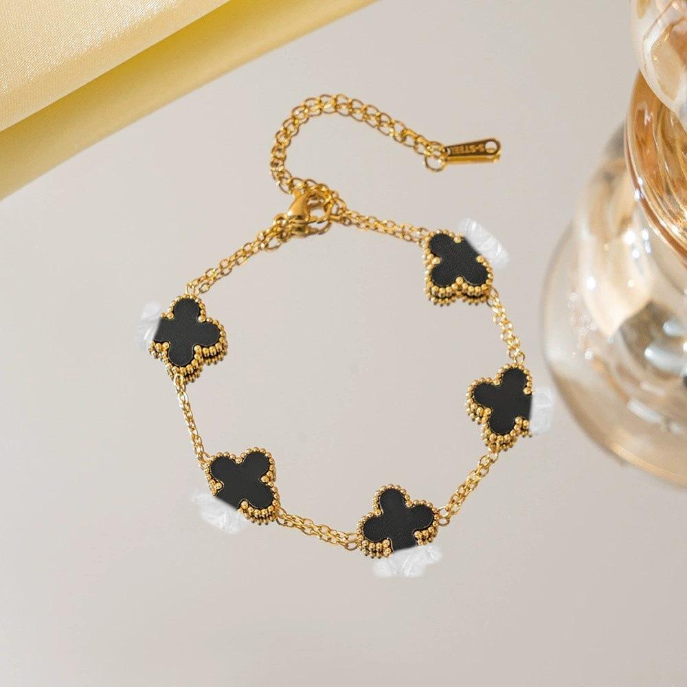 Vierblättriges Kleeblatt Armband Ein leichter Luxus und hochwertiges Damen Schmuck Accessoire Ein modisches Armreif für Damen