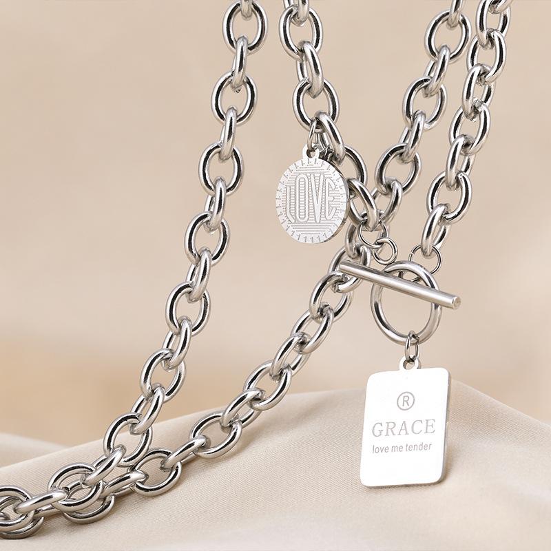 

Элегантное титановое женское ожерелье из стали с привлекательной подвеской в виде буквы и крестом