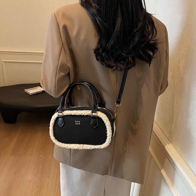 Frosted Retro Bag Women's 2025 New Fashion Niche Design Messenger Bag Plush Portable Pillow Bag