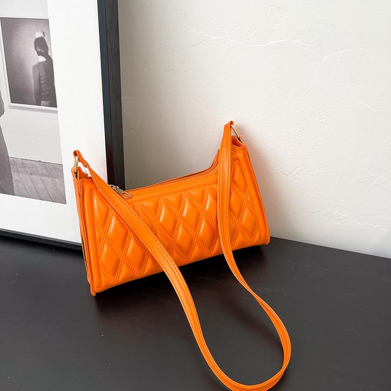 

Осінній новий темперамент модного дизайну 2024 року на одне плече через плече в ретро іноземному стилі однотонна жіноча сумка з текстурою відступів під пахвами помаранчевий