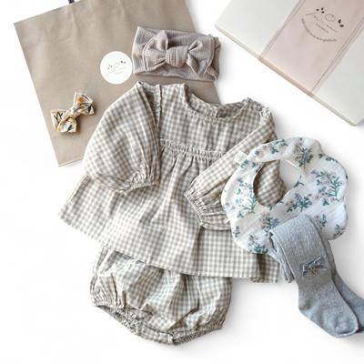 [mic.an] Baby Girl's Baby Clothes Set of 80, Includes Bib, Romper, Gift Wrapping, and Carry Bag, Mic.an (Beige)