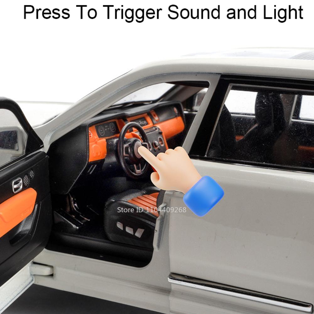 1:20 Rolls-royce Cullinan Luxury Car Model Toy Diecast Metal SUV Doors Opened Shock Absorption Miniature Models Kids Presents