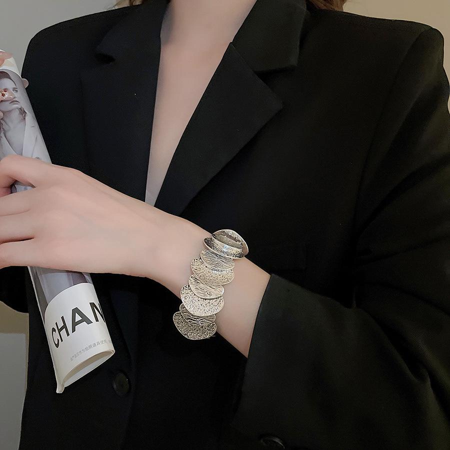 Bracelet rétro style cour incrusté de diamants roses: Bracelet de mode de luxe pour femmes