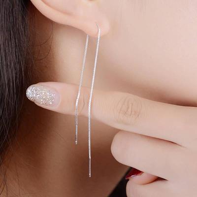Chaîne d'oreille longue plaquée argent pour femme: Boucle d'oreille à pompon polyvalente et simple de style japonais/coréen.
