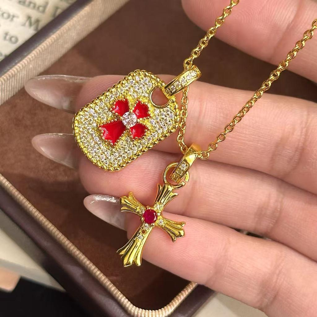 Chloe The Design Is Full of Diamond Crosses, Hang Tags, Necklaces, Trendy Cool Stars, and Classic Hip-hop Sweater Chains of the Same Style.