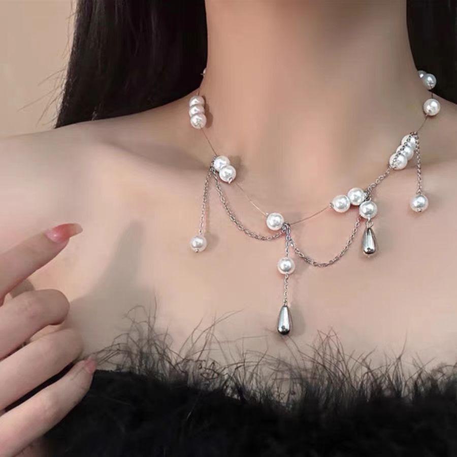 Gentle wind, high sense, water drop, fringed pearl item, metal double-layer necklace, light luxury temperament, fashion collarbone chain, neck chain.
