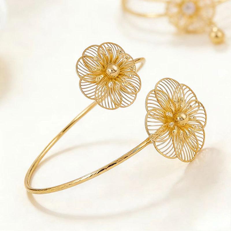 Elegant European-American Floral Metal Armband: Adjustable Fashion Bracelet