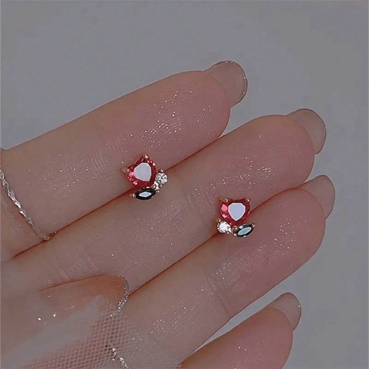 

1 Pair of Cute Earrings for Women, Uniquely Designed, Exquisite and Elegant, Cute Little Heart Shape, Suitable for Daily Wearv красный