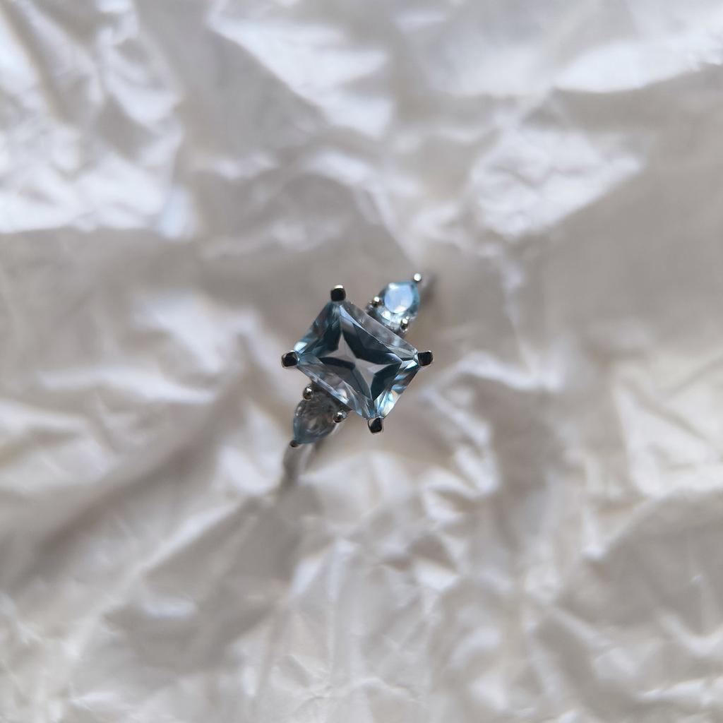 Silver Ring with Natural Topaz 2.25ct, Item Weight 2.37 G (2206903)