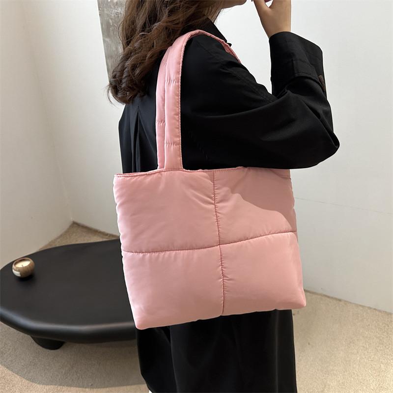 Stylish Large Capacity Tote Bag For Women With Minimalist Design And Trendy Colors