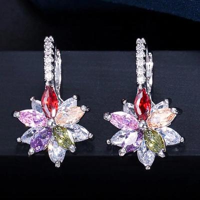 Einfach zu tragende, schöne geometrische Blumen-Ohrstecker in Multicolor mit Zirkonia für Frauen, Party, Modeschmuck