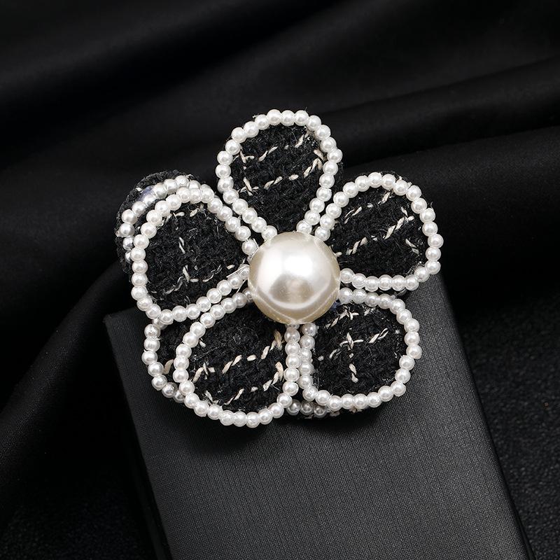 

Xiaoxiangfeng elegant temperament camellia pearl brooch classic black and white collar corsage coat coat pin чорний