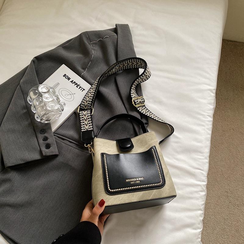 Retro high-end bag women's 2025 super fire Korean version fashion shoulder messenger bag niche design portable bucket bag