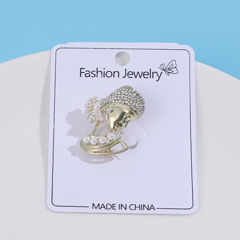 Fashion And Creative Girl Brooch Wearing Pearl Earrings, High-End And Simple Temperament With Jewelry Collar Pin