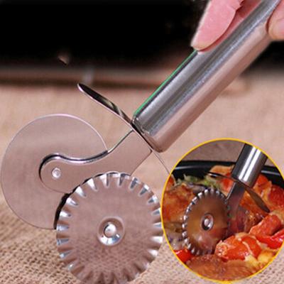 1 st rostfritt stål 430 pizzakniv dubbelrulle pizzaskärare bakverk deg Crimper rund spishäll spetshjul kniv