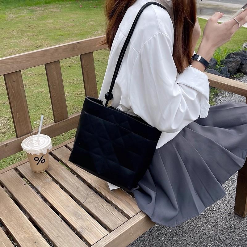 

2025 New Korean Version Light Luxury Bucket Tote Bag Stylish and Chic Underarm Shoulder Bag Must-Have Bag for Going Out чёрный