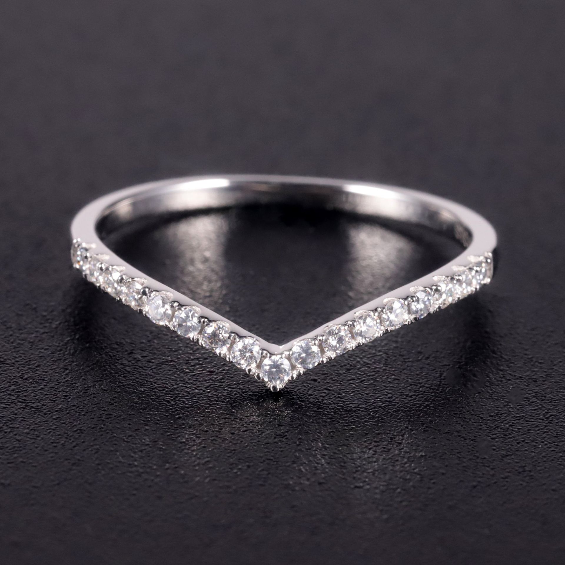 Простое Женское Кольцо из Серебра 925 Пробы с Муассанитом, Кольцо-Дорожка V-образной формы Us size 10