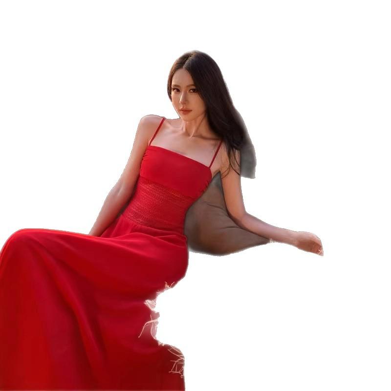 The dress is long and tall, and the light luxury niche women's dress can be worn at ordinary times. The banquet temperament halter dress reaches