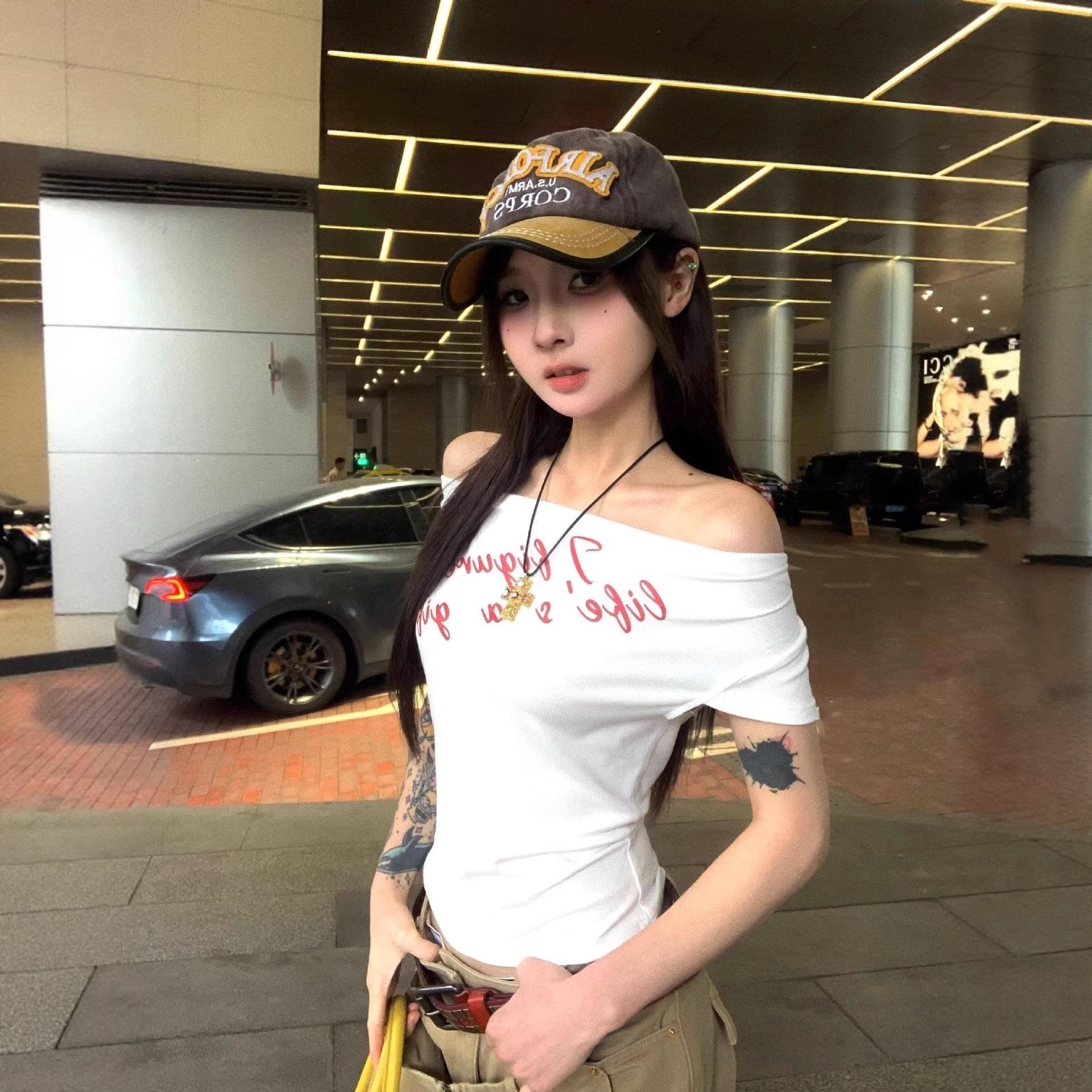 Korean Spice Girl Letter Printed Shoulder Short Sleeve T-Shirt Women s Summer Chic Slim Off-Shoulder Short White Top S белый