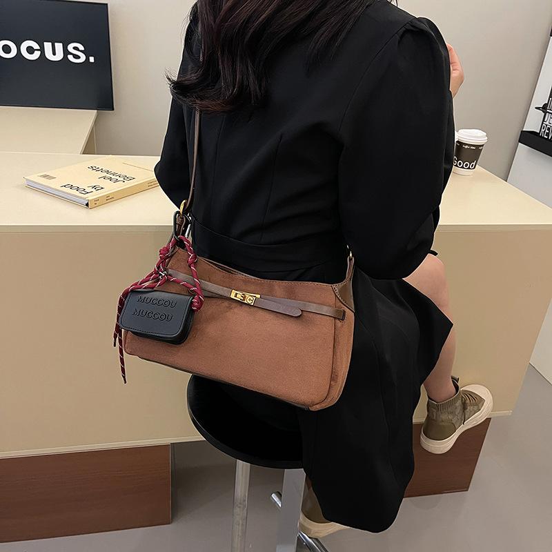 

Модная сумка 2024 года, новая трендовая повседневная сумка, корейская версия, женская сумка с текстурой, сумка через плечо, сумка через подмышку в иностранном стиле коричневый